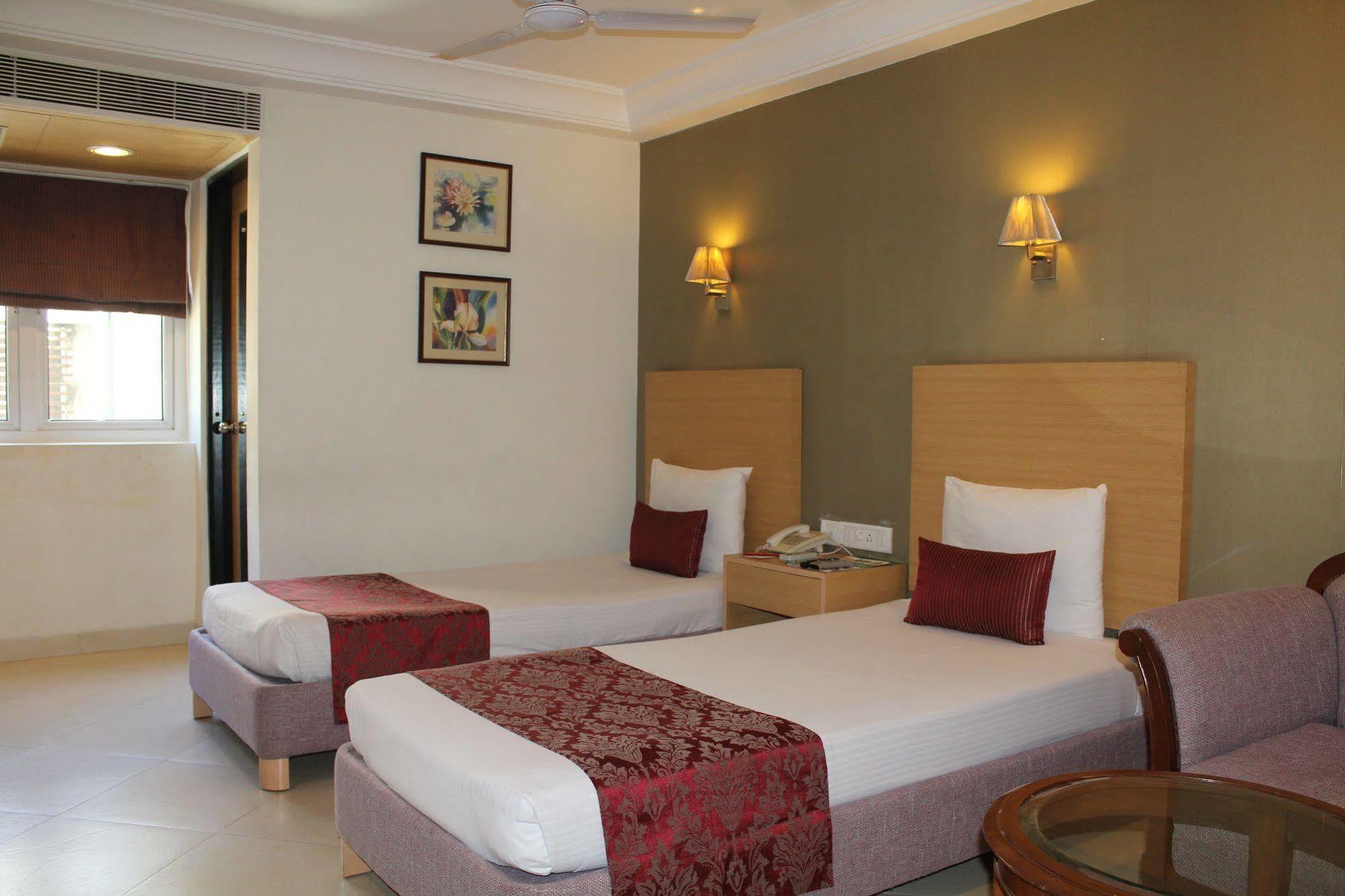 The Lotus Apartment Hotel, Burkit Road Chennai Dış mekan fotoğraf